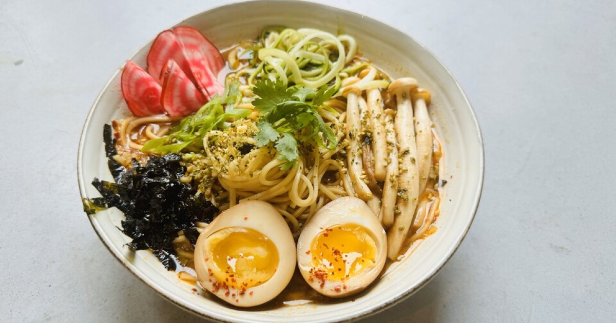 Noedelsoep met een eitje, groenten en paddenstoelen | BinnensteBuiten