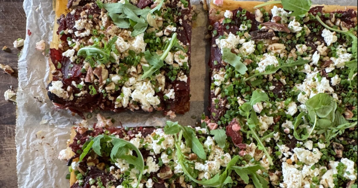 Plaattaart met feta, bieten en pecannoten | BinnensteBuiten