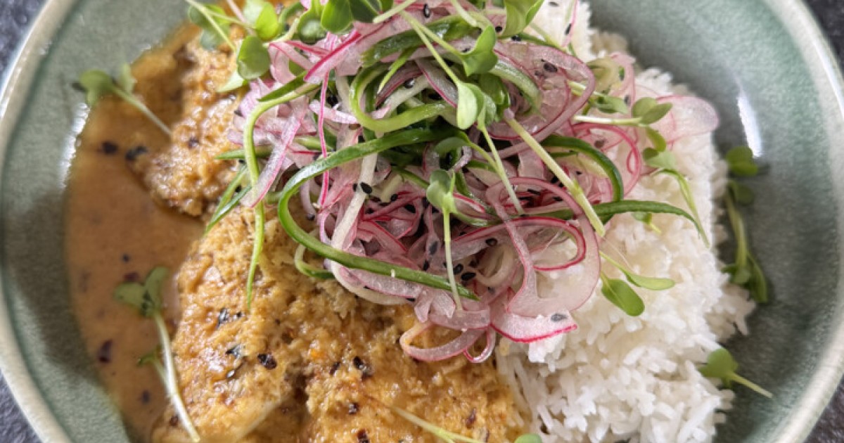 Kabeljauwfilet in romige kokossaus met rijst en frisse komkommer salade | BinnensteBuiten