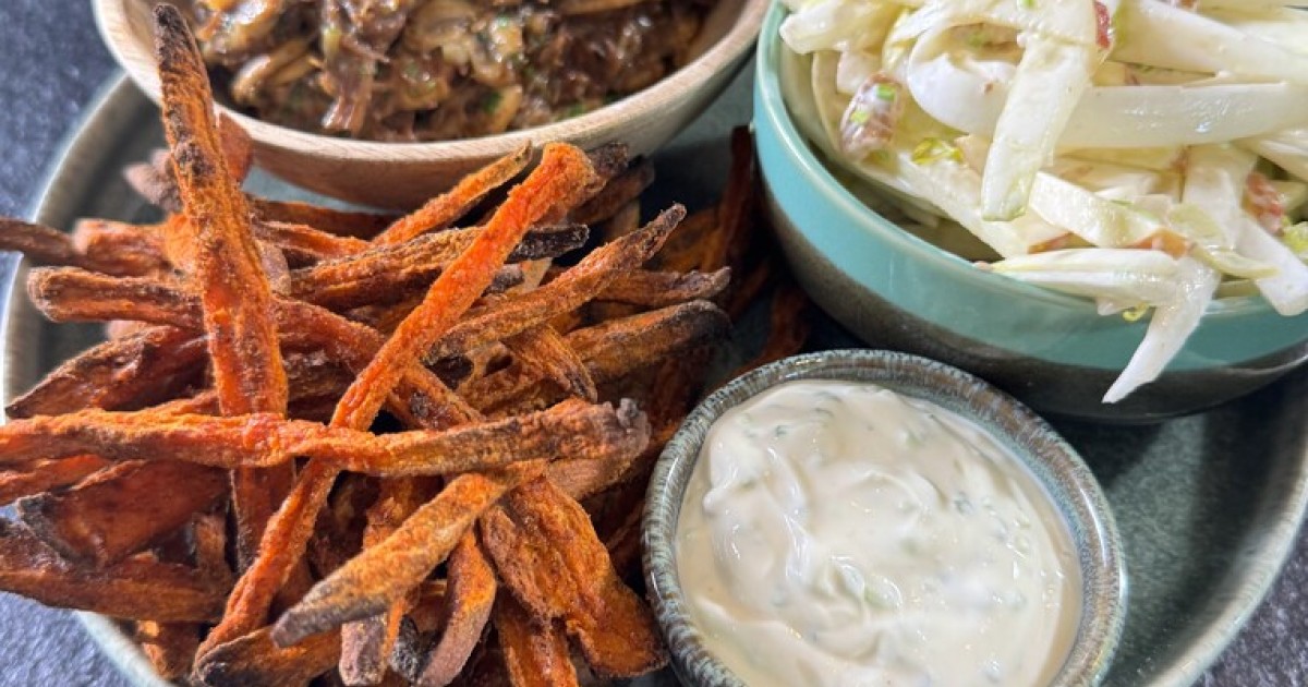 Stoofvlees met zoete aardappelfriet en frisse witlofsalade | BinnensteBuiten