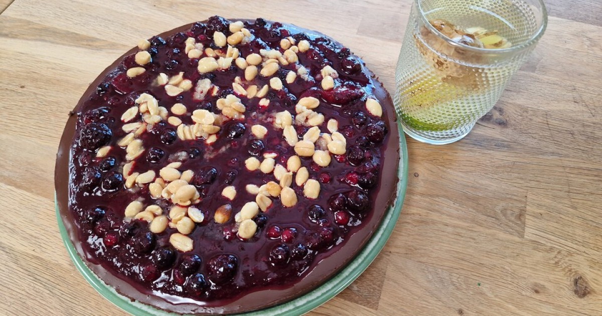 No-bake chocoladecake met rood fruit en sinaasappel | BinnensteBuiten