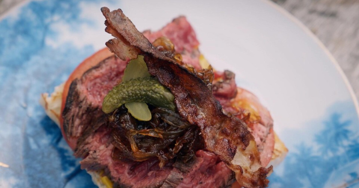 Broodje bavette met tomaat, augurk, gekaramelliseerde uien en whiskeysaus | BinnensteBuiten