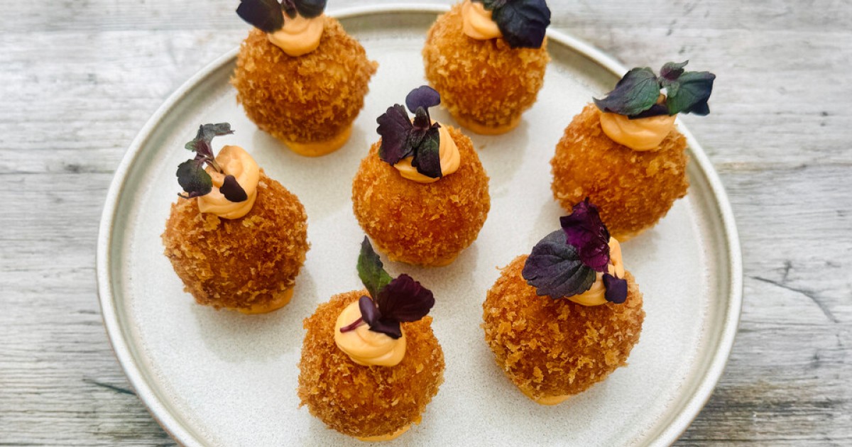 Kimchi-kaas bitterballen met gochujang mosterdsaus | BinnensteBuiten