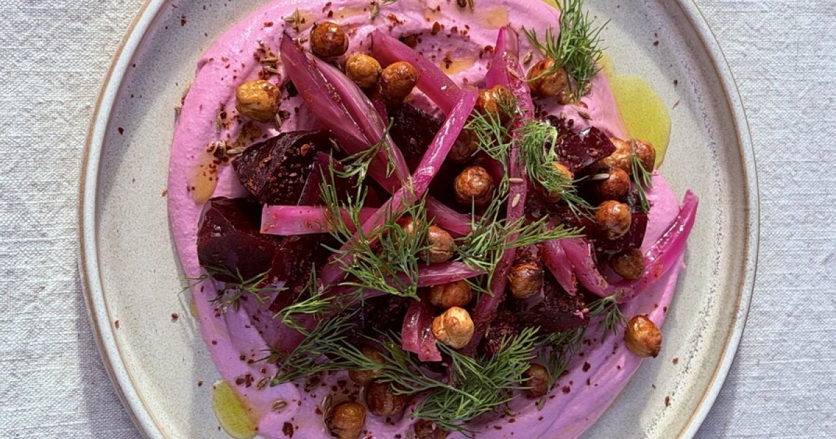 Hummus met gepofte biet, krokante kikkererwten en gefermenteerde groenten | BinnensteBuiten
