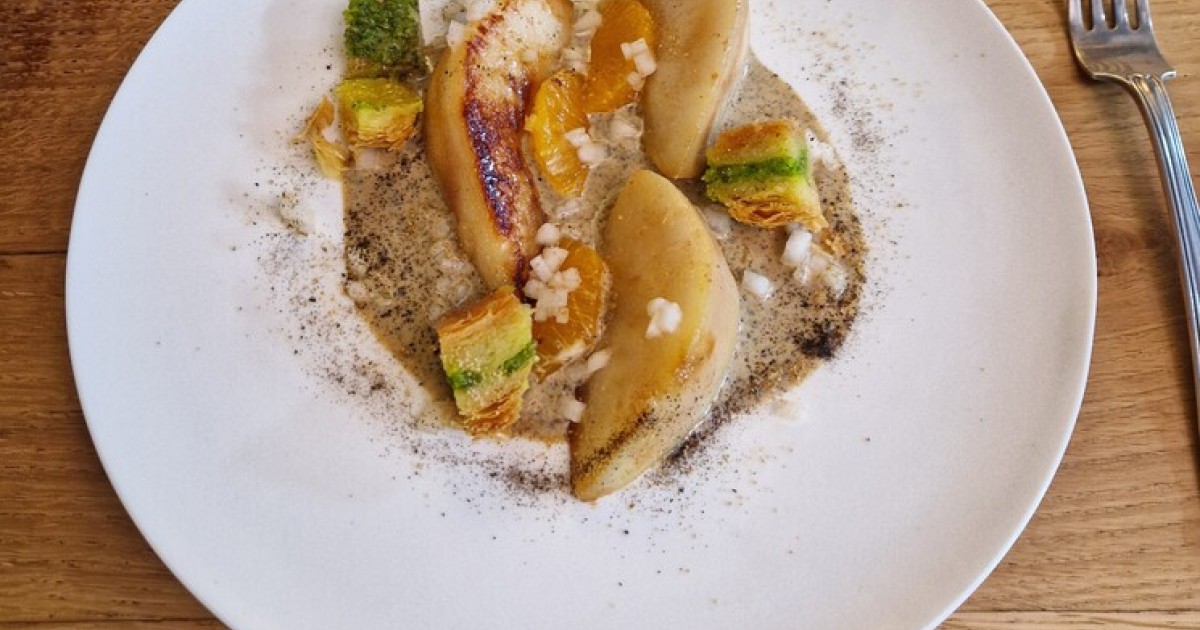 Peer met baklava en thee | BinnensteBuiten