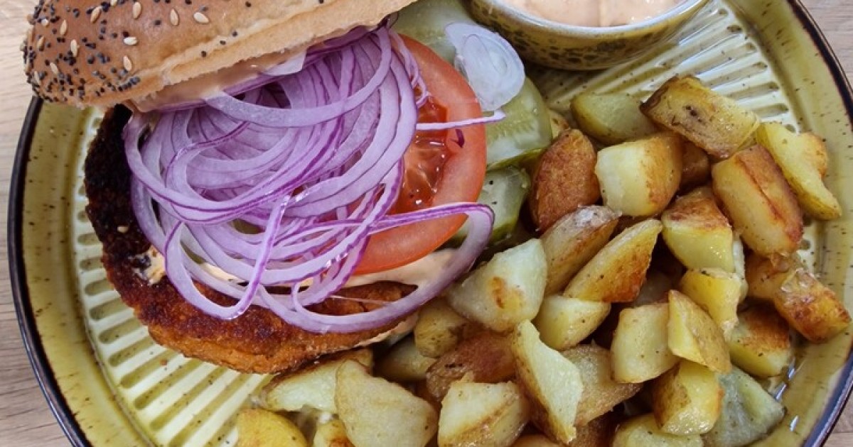 Zoete aardappelburger met pittige mayonaise | BinnensteBuiten