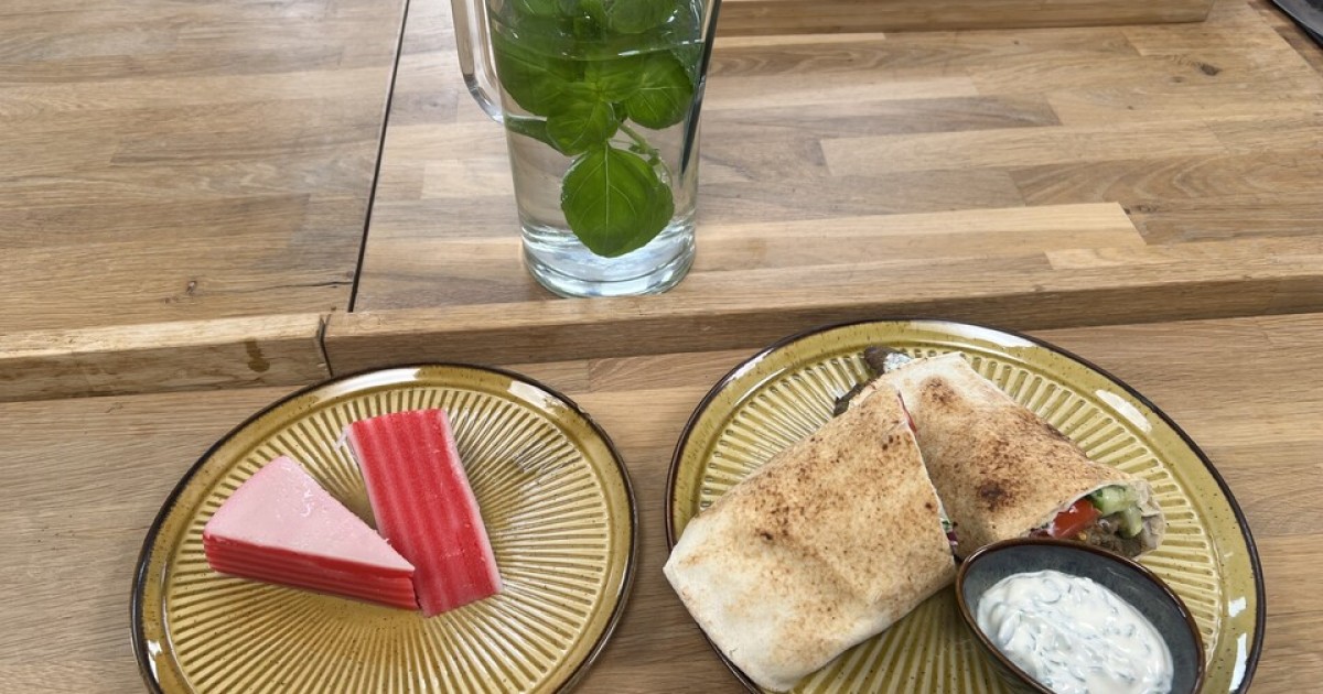 Flatbread met zelfgemaakte kebab en kleurrijke kokostaart | BinnensteBuiten
