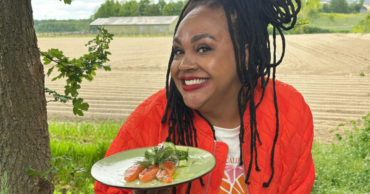 Gravad lax met een frisse salade met komkommer en rode ui | BinnensteBuiten