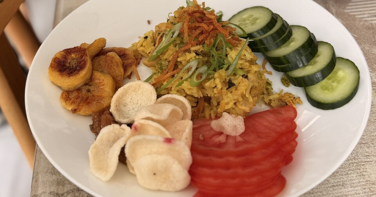 Surinaamse Moksi met kip en makreel en Indonesische Nasi Kuning | BinnensteBuiten
