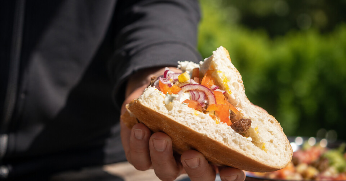 Turks brood met kebab en yoghurtsaus | BinnensteBuiten