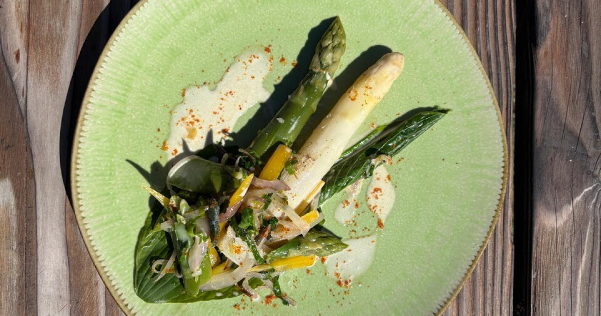 Salade met asperges, wortel en hostascheuten | BinnensteBuiten