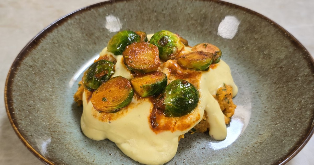 Zoete aardappelpuree, spruitjes in misosaus en een romige béchamel saus | BinnensteBuiten