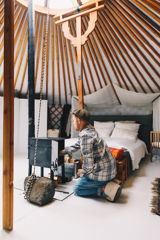 Een houtkachel verwarmt de hele yurt | foto: Marjon Lukje