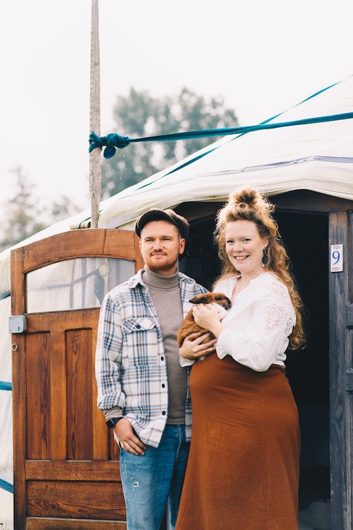 Timon en Merije bij de ingang van hun yurt | foto: Marjon Lukje