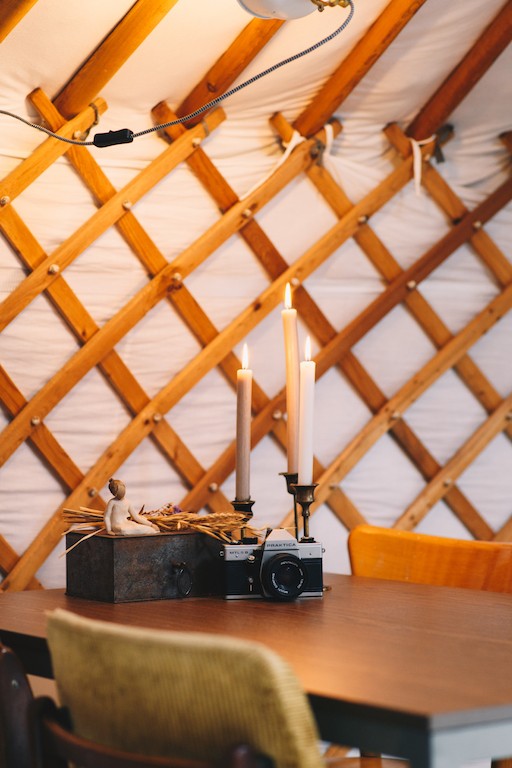 De structuur van de yurt is hier goed te zien | foto: Marjon Lukje