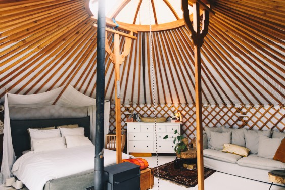 Het dak van de yurt kan open | foto: Marjon Lukje