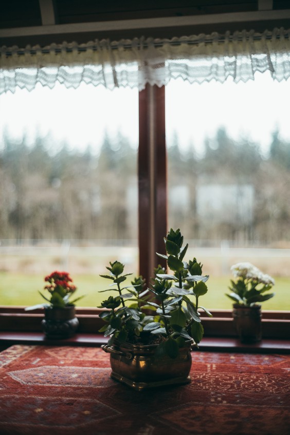 Gezellig kleedje op tafel in de woonwagen van Riekele | foto: Marjon Lukje