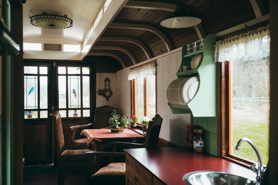 De keuken en woonkamer van de woonwagen in  Kollumerzwaag | Foto: Marjon Lukje