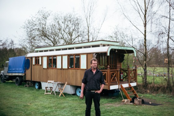 Riekele voor zijn zelfgebouwde woonwagen | foto: Marjon Lukje