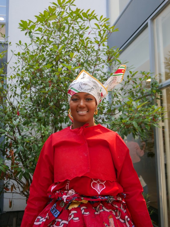 Het model van de angisa heet strik ede feida. Het wordt zo genoemd omdat je het op het hoofd moet strikken. De naam feida verwijst naar een gevecht of ruzie | Fotografie: Mirjam Michielsen