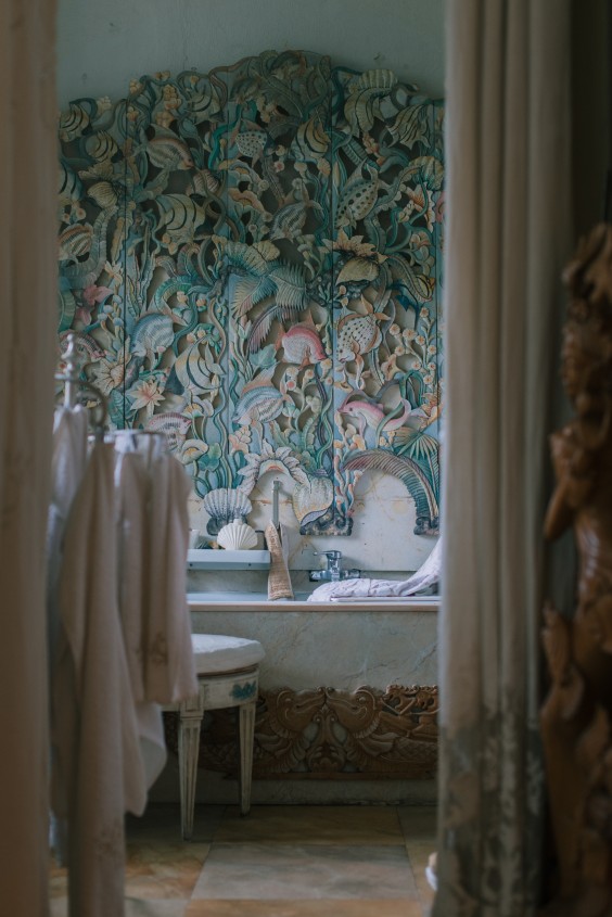 De schelpenverzameling komt ook terug in haar badkamer - Fotografie: Sheena Schouwink