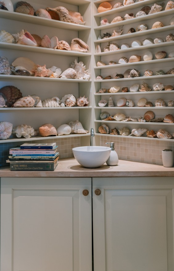 In het huis van Marya in Den Haag staat haar toilet vol met een schelpenverzameling - Fotografie: Sheena Schouwink