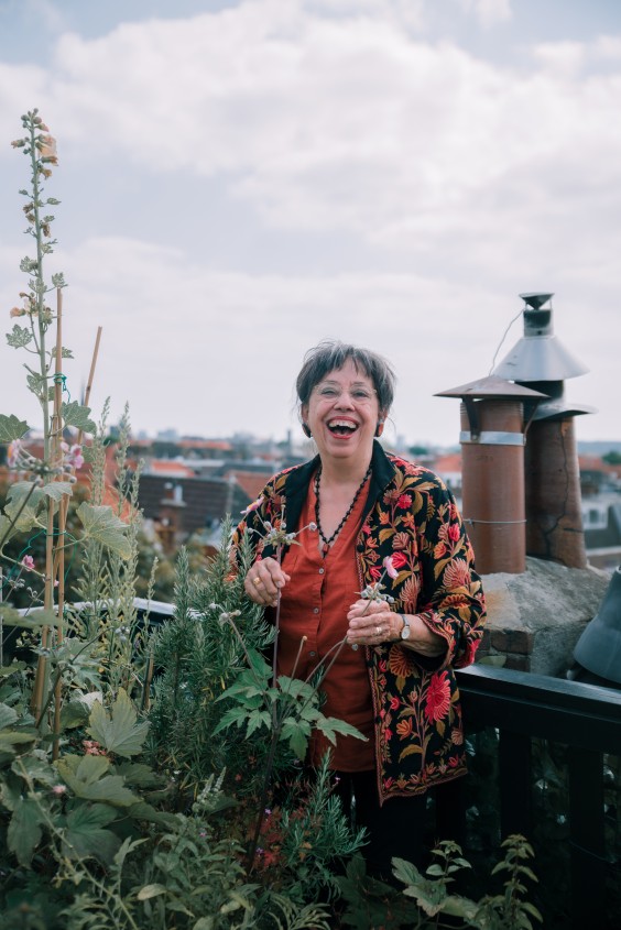 De Haagse Marya geniet enorm van haar leven in de stad en creëert zowel in haar badkamer als op haar dak een wellness oase | Foto: Sheena Schouwink