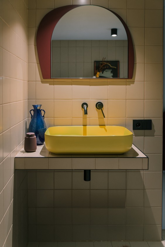 Maar de kleur knalt van de wasbak | Foto: Sheena Schouwink