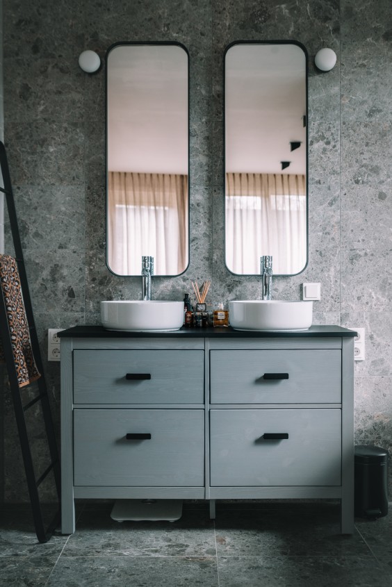 Door het hoge raam in de badkamer van Jurgen en Carlijn komt er veel licht naar binnen - Fotografie: Sheena Schouwink