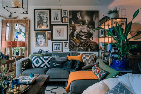 ’Deze collagemuur is echt een eye-catcher en zegt veel over wie ik ben.’’ | Foto: Sheena