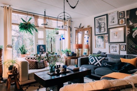 De kunst in de woonkamer van Laila Hamidi 