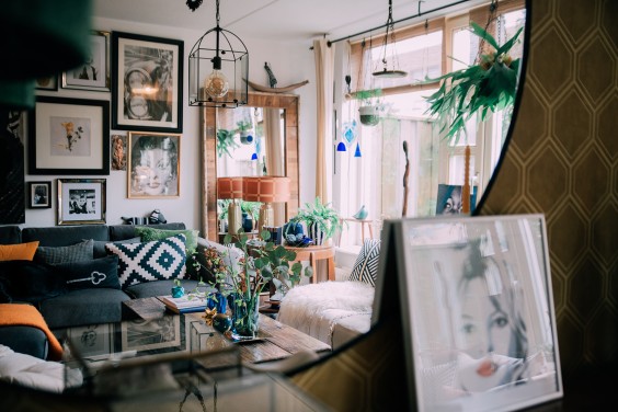 De kunst in de woonkamer van Laila Hamidi 