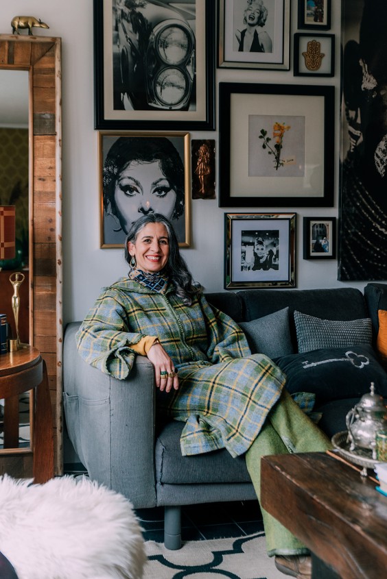 Laila Hamidi in haar woonkamer