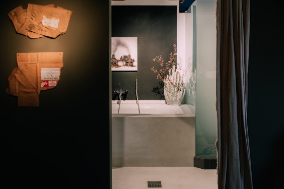 Midden in het appartement van George en Anton, achter een gordijn bevindt zich de badkamer - Fotografie: Sheena Schouwink