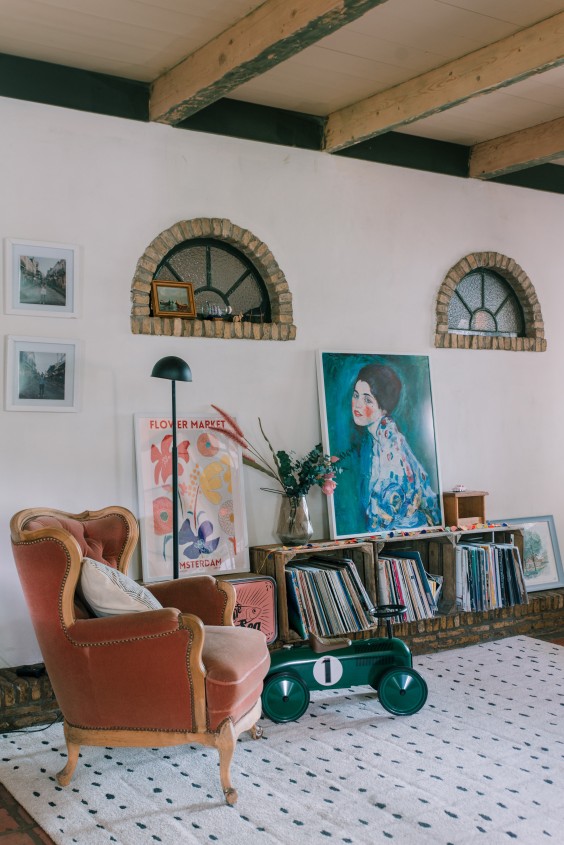 In huis is het interieur gezellig, vintage en ademt historie | Foto: Sheena Schouwink