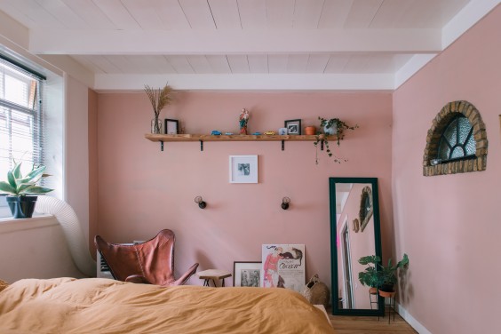 De muren in de slaapkamers hebben al verschillende kleuren gehad, nu blijven ze even zachtroze | Foto: Sheena Schouwink