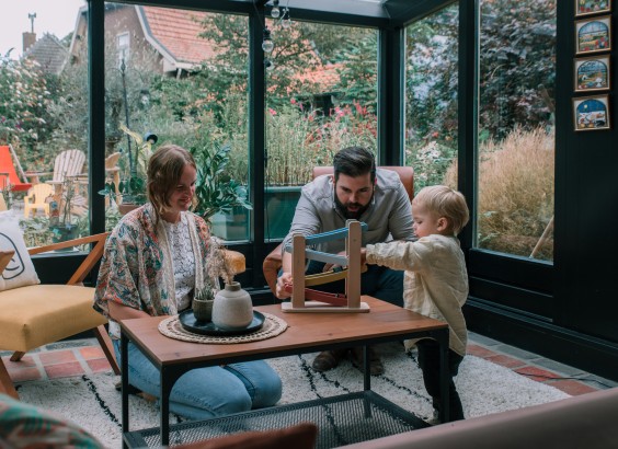 Dit gezin in Twisk heeft heel praktisch op de kinderkamer een gezellig wasbakje hangen | Foto: Sheena Schouwink