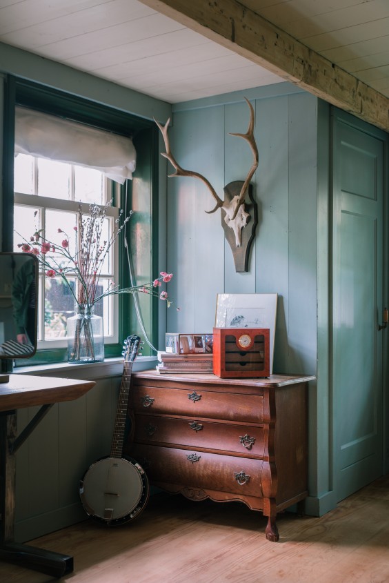 Ook de zachte kleuren op de muur passen goed bij de stijl van de boerderij | Foto: Sheena Schouwink