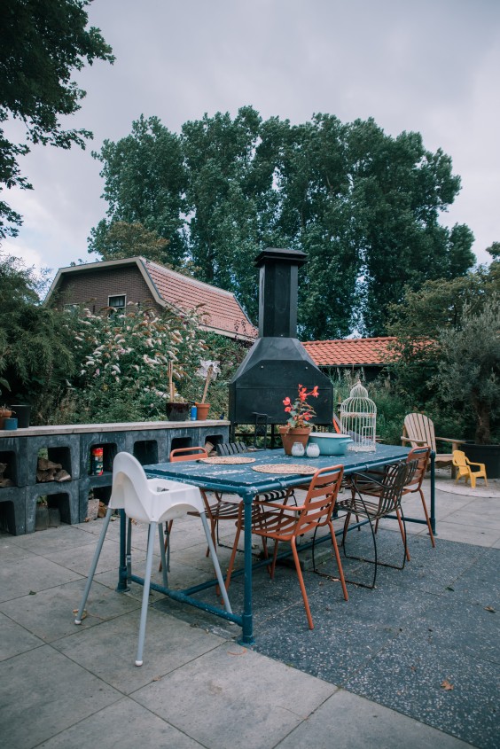 In de tuin is er ruimte genoeg voor een grote eettafel, BBQ en kachel | Foto: Sheena Schouwink
