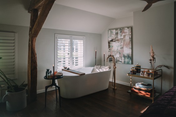 Joana heeft het bad midden in haar slaapkamer staan, het liefste kijkt ze uit over de natuur als ze in bad zit - Fotografie: Sheena Schouwink