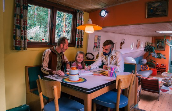 Vanuit de keuken kijk je in het groen en op het water | foto: Sheena Schouwink