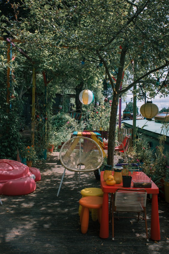 In de tuin van het schip kan je zomers heerlijk zitten | foto: Sheena Schouwink