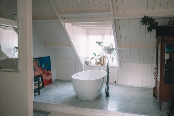 De Hilversumse Wim en Arienne geven het bad een hoofdrol midden in de kamer | Fotografie: Sheena Schouwink