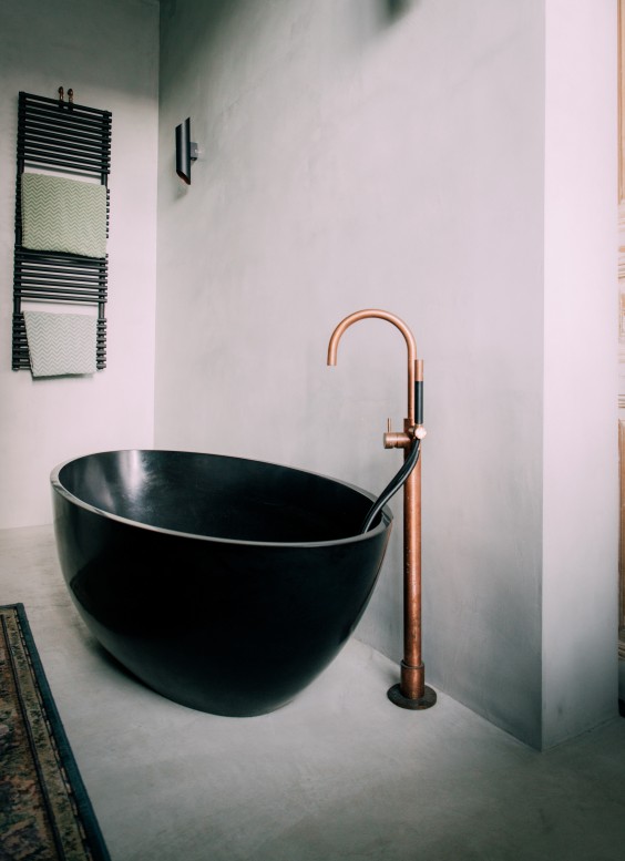 Voor Martina is het bad belangrijk om op te warmen als ze is weze surfen - Fotografie: Sheena Schouwink