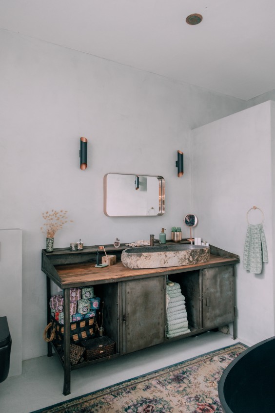 De badkamer van Martina is eigenlijk een lokaal in een oude school - Fotografie: Sheena Schouwink