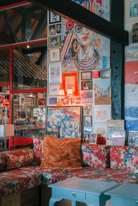 Aan de muur verzameld Nicole schilderijen en foto's uit haar hele leven | Foto: Sheena Schouwink