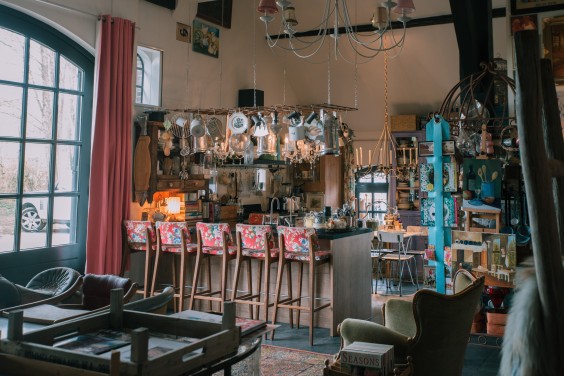 De collectie binnen is een mix van oud en nieuw, deze barkrukken kreeg Nicole van haar vader Jan de Bouvrie | Foto: Sheena Schouwink