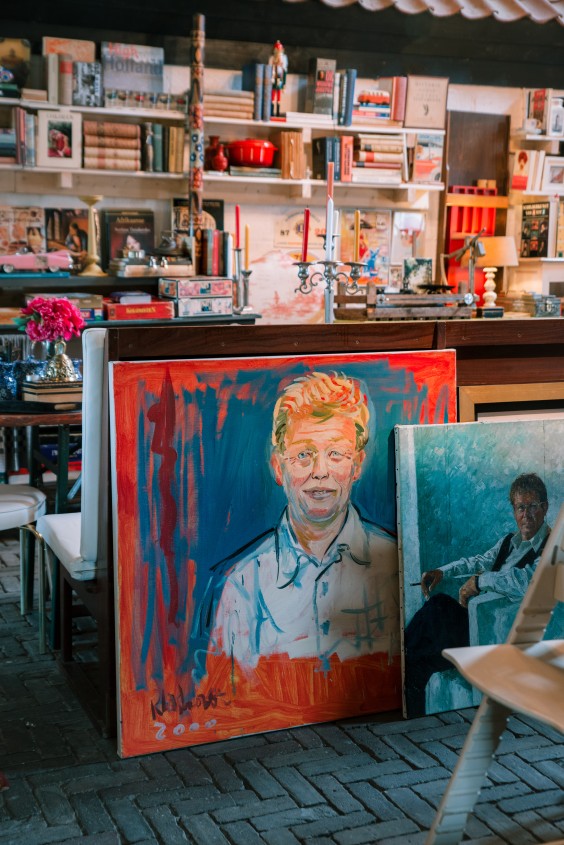 Via de vele schilderijen en foto's is Nicole's familie altijd dichtbij | Foto: Sheena Schouwink