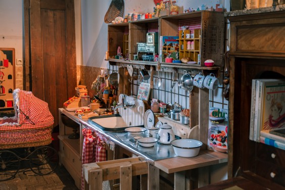 Ook voor de kleinkinderen is er een keukentje om in te spelen in de boerderij | Foto: Sheena Schouwink