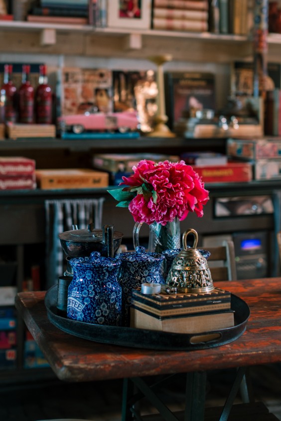 Mooie details zorgen voor sfeer op tafel in de boerderij van Nicole en Arne in Putten | Foto: Sheena Schouwink